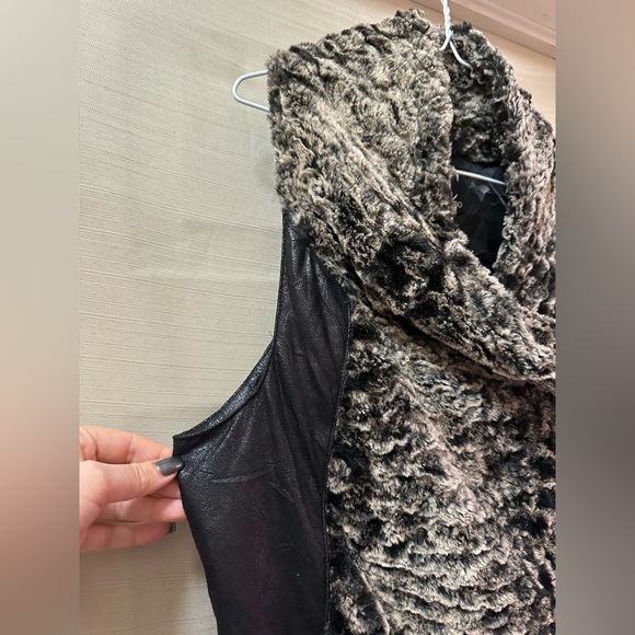 Dolce Cabo Faux Fur Vest – Women’s Medium – Y2K Style Zip Up or Open Front - Picture 3 of 8